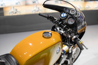 Münih, Almanya - 24 Kasım 2018: Sergi ve başarıları otomobil ve motosiklet Bmw Müzesi'nde efsanevi modellerinin ve sergiler. 