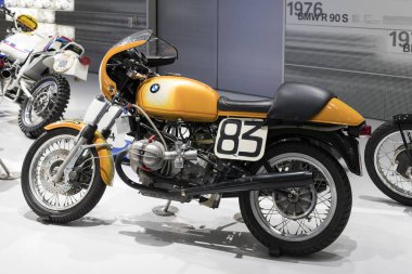 Münih, Almanya - 24 Kasım 2018: Sergi ve başarıları otomobil ve motosiklet Bmw Müzesi'nde efsanevi modellerinin ve sergiler. 