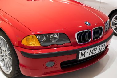 Münih, Almanya - 24 Kasım 2018: Sergi ve başarıları otomobil ve motosiklet Bmw Müzesi'nde efsanevi modellerinin ve sergiler. 