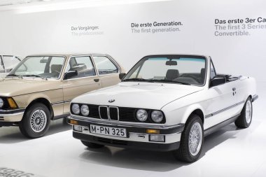 Münih, Almanya - 24 Kasım 2018: Sergi ve başarıları otomobil ve motosiklet Bmw Müzesi'nde efsanevi modellerinin ve sergiler. 