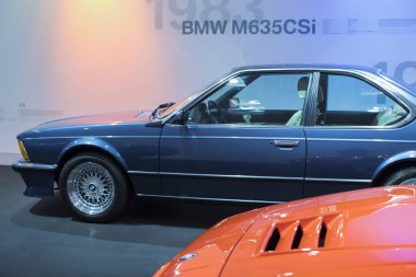Münih, Almanya - 24 Kasım 2018: Sergi ve başarıları otomobil ve motosiklet Bmw Müzesi'nde efsanevi modellerinin ve sergiler. 