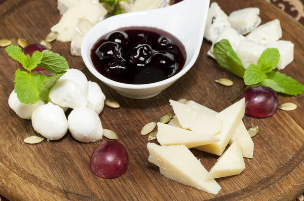 Diversi Tipi Formaggio Piatto Legno Con Salsa Bacche — Foto Stock