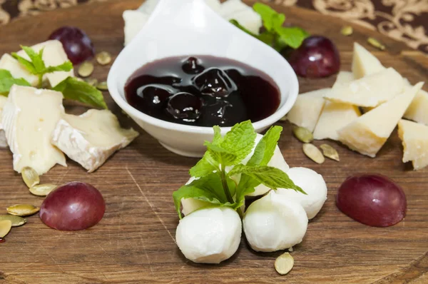 Several Types Cheese Wooden Plate Berry Sauce — Stock Photo, Image