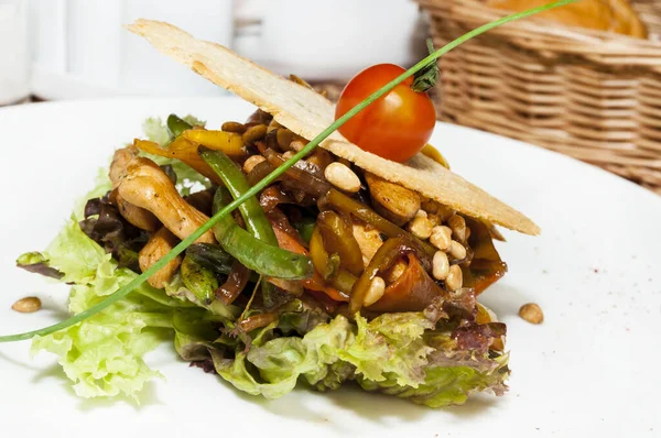 Warmer Salat Mit Gemüse Und Fleisch Nahaufnahme Auf Einem Tisch — Stockfoto