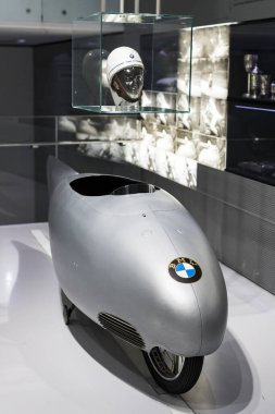 Münih, Almanya - 24 Kasım 2018: Sergi ve başarıları otomobil ve motosiklet Bmw Müzesi'nde efsanevi modellerinin ve sergiler. 
