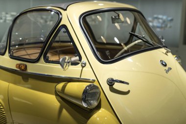 Münih, Almanya - 24 Kasım 2018: Sergi ve başarıları otomobil ve motosiklet Bmw Müzesi'nde efsanevi modellerinin ve sergiler. 