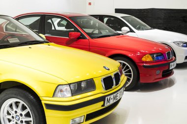 Münih, Almanya - 24 Kasım 2018: Sergi ve başarıları otomobil ve motosiklet Bmw Müzesi'nde efsanevi modellerinin ve sergiler. 