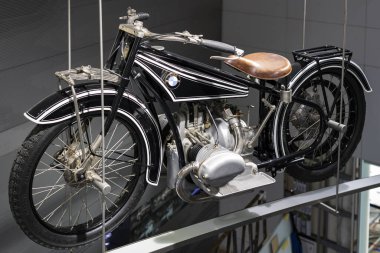 Münih, Almanya - 24 Kasım 2018: Sergi ve başarıları otomobil ve motosiklet Bmw Müzesi'nde efsanevi modellerinin ve sergiler. 