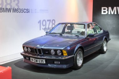 Münih, Almanya - 24 Kasım 2018: Sergi ve başarıları otomobil ve motosiklet Bmw Müzesi'nde efsanevi modellerinin ve sergiler. 