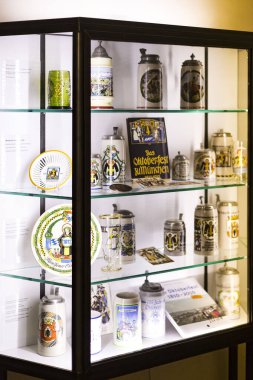 MUNİK, GERMANY - 24 Kasım 2018: Ekim Festivali Kupaları Müzesi 'nde sergiler, kutlama tarihi şişeler. 