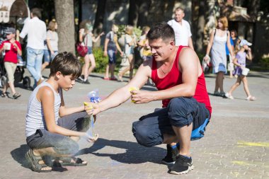 KHARKIV, UKRAINE - 4 AĞUSTOS, 2018: Boya bayramını kutlayan kent sakinlerinin ve konuklarının portreleri. 