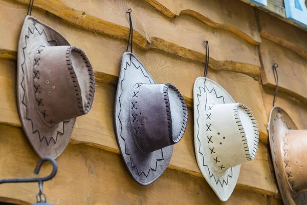 Kovboy Şapkaları Ahşap Duvarda Asılı — Stok fotoğraf
