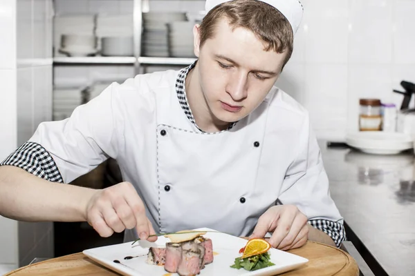 Guy Koch Bereitet Köstlichkeiten Der Restaurantküche — Stockfoto