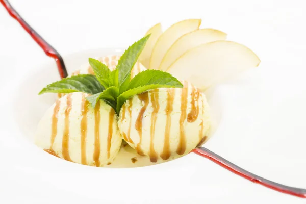 Zmrzlina Koule Zdobí Mátou Bílém Pozadí Restauraci — Stock fotografie