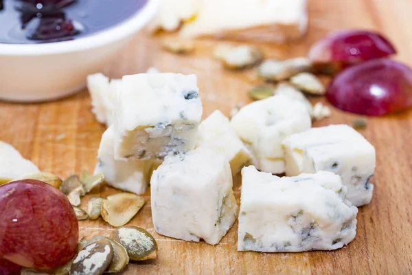 Diversi Tipi Formaggio Piatto Legno Con Salsa Bacche — Foto Stock