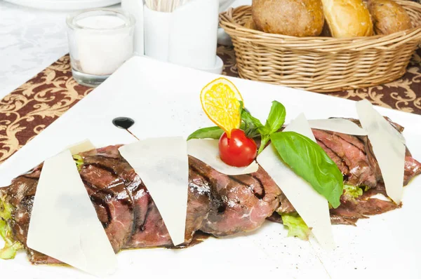 Carpaccio Carne Vaca Com Verduras Close Tiro Restaurante — Fotografia de Stock