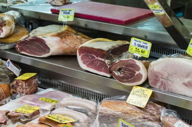 7 HAZİRAN 2018, MİLANN, İTALYA: Milano 'daki Wagner Market' in rafları ve vitrinleri. 