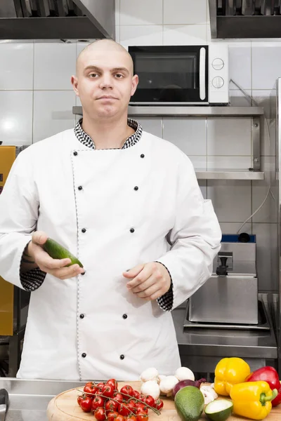 Guy Gotować Przygotowując Przysmaki Kuchni Restauracji — Zdjęcie stockowe