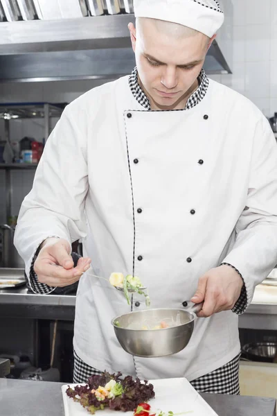 Guy Cozinheiro Preparar Iguarias Cozinha Restaurante — Fotografia de Stock