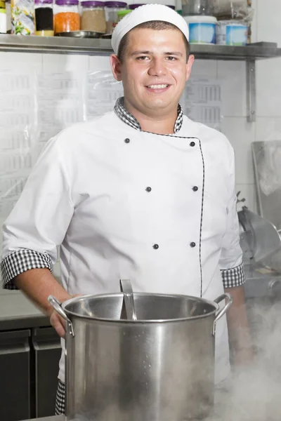 Guy Cozinheiro Preparar Iguarias Cozinha Restaurante — Fotografia de Stock