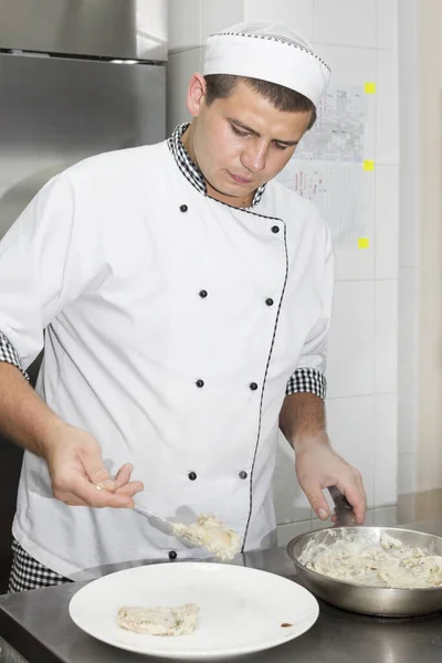 男コック調理の料理でザレストランキッチン — ストック写真