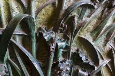 BARCELONA, SPAIN - 13 HAZİRAN 2018: Böcek, çiçek, memeli kuşların elementleri Kutsal Aile Tapınağı 'nın eski giriş kapısında.  