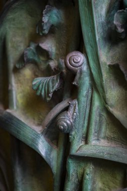 BARCELONA, SPAIN - 13 HAZİRAN 2018: Böcek, çiçek, memeli kuşların elementleri Kutsal Aile Tapınağı 'nın eski giriş kapısında.  