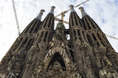 BARCELONA, İspanya - 13 HAZİRAN 2018: Sagrada Familia tapınağının yeni bölümünün mimarisinin elementleri. 