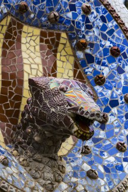 BARCELONA, SPAIN - 13 HAZİRAN 2018: Gaudi 'nin Barselona kentindeki Park Guell' deki mozaik çalışmalarının elementleri. 