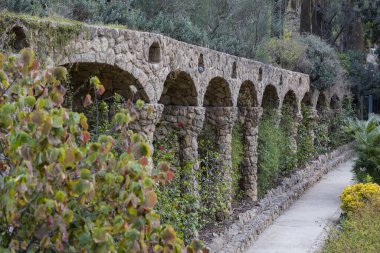 BARCELONA, SPAIN - 13 HAZİRAN 2018: Gaudi 'nin Barselona kentindeki Park Guell' deki mozaik çalışmalarının elementleri. 