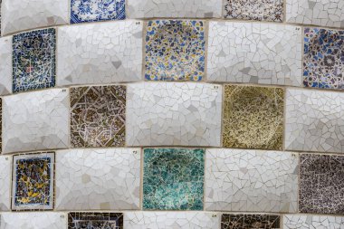 BARCELONA, SPAIN - 13 HAZİRAN 2018: Gaudi 'nin Barselona kentindeki Park Guell' deki mozaik çalışmalarının elementleri. 