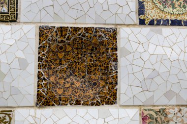 BARCELONA, SPAIN - 13 HAZİRAN 2018: Gaudi 'nin Barselona kentindeki Park Guell' deki mozaik çalışmalarının elementleri. 