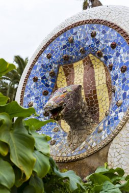 BARCELONA, SPAIN - 13 HAZİRAN 2018: Gaudi 'nin Barselona kentindeki Park Guell' deki mozaik çalışmalarının elementleri. 