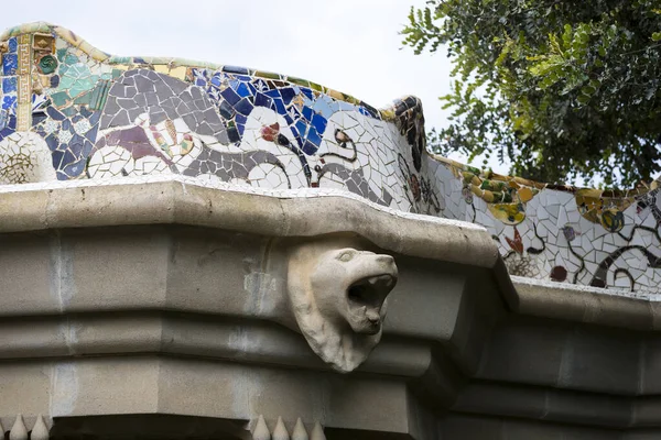 スペイン バルセロナ 2018年1月13日 モザイク断片の要素ガウディのモザイク作品をパーク グエルで冬のバルセロナ — ストック写真