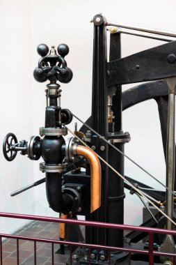 MUNICH, GERMANY - 26 Kasım 2018: Alman Bilim ve Teknoloji Başarı Müzesi, enerji buhar makineleri, rüzgar değirmenleri ve elektrik jeneratörlerinin üretimine yönelik eski mekanizmaların maruziyetini temsil etmektedir.. 