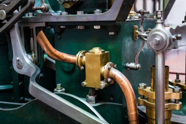 MUNICH, GERMANY - 26 Kasım 2018: Alman Bilim ve Teknoloji Başarı Müzesi, enerji buhar makineleri, rüzgar değirmenleri ve elektrik jeneratörlerinin üretimine yönelik eski mekanizmaların maruziyetini temsil etmektedir.. 