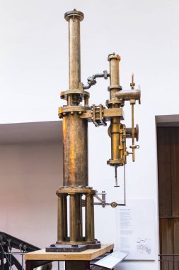 MUNICH, GERMANY - 26 Kasım 2018: Alman Bilim ve Teknoloji Başarı Müzesi, enerji buhar makineleri, rüzgar değirmenleri ve elektrik jeneratörlerinin üretimine yönelik eski mekanizmaların maruziyetini temsil etmektedir.. 