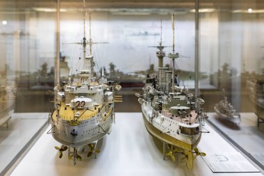 MUNICH, GERMANY - 26 Kasım 2018: Alman Bilim ve Teknoloji Başarı Müzesi, enerji buhar makineleri, rüzgar değirmenleri ve elektrik jeneratörlerinin üretimine yönelik eski mekanizmaların maruziyetini temsil etmektedir.. 