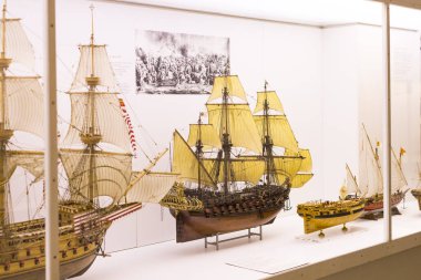 MUNICH, GERMANY - 26 Kasım 2018: Alman Bilim ve Teknoloji Başarı Müzesi, enerji buhar makineleri, rüzgar değirmenleri ve elektrik jeneratörlerinin üretimine yönelik eski mekanizmaların maruziyetini temsil etmektedir.. 