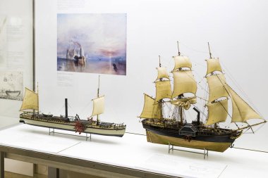 MUNICH, GERMANY - 26 Kasım 2018: Alman Bilim ve Teknoloji Başarı Müzesi, enerji buhar makineleri, rüzgar değirmenleri ve elektrik jeneratörlerinin üretimine yönelik eski mekanizmaların maruziyetini temsil etmektedir.. 