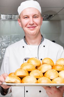 Adam lokantanın mutfağında yemek hazırlıyor..