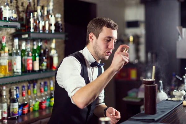 Ein Junger Mann Der Als Barkeeper Hinter Einer Theke Arbeitet — Stockfoto