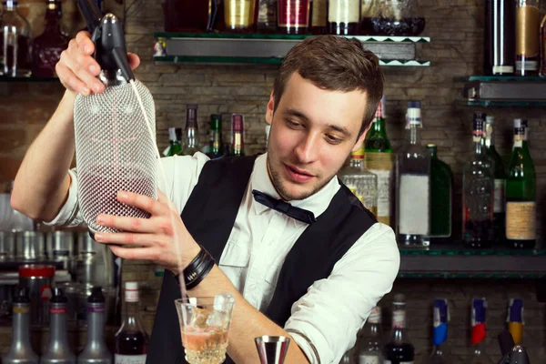 Jovem Trabalhando Como Barman Atrás Bar Está Preparando Bebidas Para — Fotografia de Stock