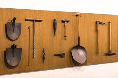 MUNICH, GERMANY - 26 Kasım 2018: Alman Bilim ve Teknoloji Başarı Müzesi, enerji buhar makineleri, rüzgar değirmenleri ve elektrik jeneratörlerinin üretimine yönelik eski mekanizmaların maruziyetini temsil etmektedir.. 