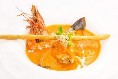 Ahtapot karides kalamar deniz ürünleri salatası. Lokantada yakın çekim..