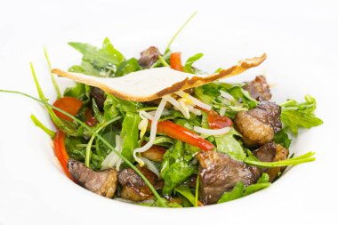 Sıcak sebze ve et salatası. Lokantadaki bir masaya yakın çekim..