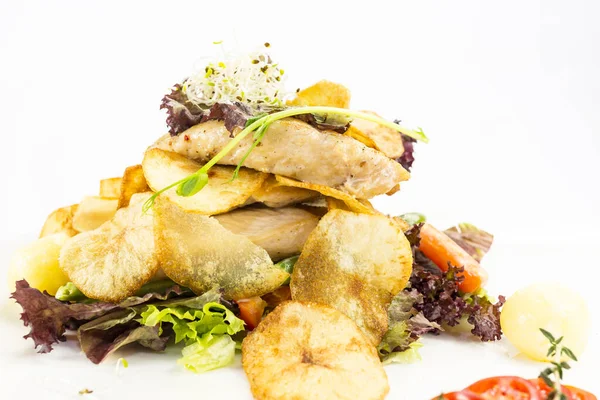 Salada Quente Verduras Carne Close Tiro Uma Mesa Restaurante — Fotografia de Stock