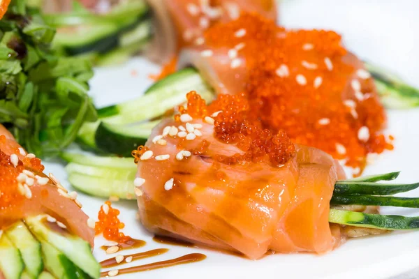 Salmon Rolls Vegetables Arugula Close Shot Restaurant — Stock Photo, Image