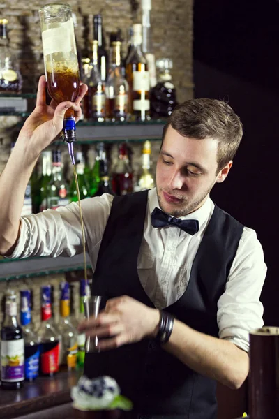 Młody Facet Pracujący Jako Barman Barem Przygotowuje Drinki Dla Klientów — Zdjęcie stockowe