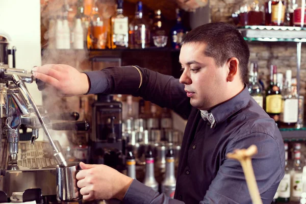 Jovem Trabalhando Como Barman Atrás Bar Está Preparando Bebidas Para — Fotografia de Stock